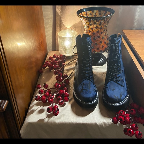 Kendall + Kylie blue and black velvet pattern - Picture 1 of 5